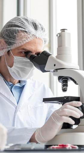 Документы и печать, символизирующие процесс регистрации СГР